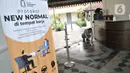 Petugas memasang tanda jaga jarak untuk antrean pengunjung di pintu masuk Museum Kebangkitan Nasional, Jakarta, Senin (8/6/2020). Pengelola menyiapkan standar protokol kesehatan jelang dibuka kembali untuk umum saat masa PSBB Transisi guna memutus penyebaran Covid-19. (merdeka.com/Iqbal S Nugroho)