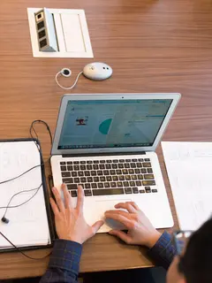 Peralihan dari suasana libur ke rutinitas kantor dapat terasa menantang. Dengan strategi yang tepat, proses adaptasi bisa berjalan lebih nyaman dan produktif. (Foto/Dok: Pexels)