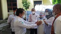 KADIN Sulawesi Barat menyerahkan bantuan tabung oksigen ke Pemprv Sulbar (Liputan6.com/Abdul Rajab Umar)