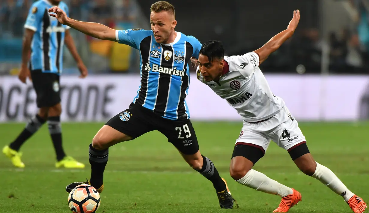 3. Arthur - Melalui situs resminya, Barcelona mengumumkan perekrutan gelandang muda Brasil ini dari Gremio. Pemain berusia 21 tahun yang didatangkan dengan harga 40 juta euro ini diikat dengan kontrak selama enam tahun. (AFP/Nelson Almeida)