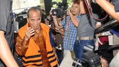 Gubernur Riau Annas Maamun tak kuasa menahan air mata saat memasuki Gedung KPK, Jakarta, (8/10/14). (Liputan6.com/Miftahul Hayat) 