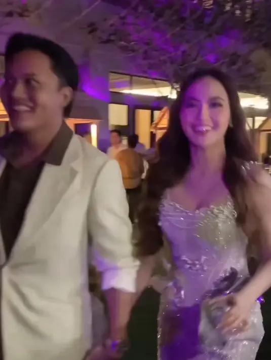 Sedangkan untuk gaun after party di Bali, Mahalini mengenakan mini dress warna silver. Gaun tersebut memiliki aksen beads dan kupu-kupu 3D berukuran besar. [@fherriioo]