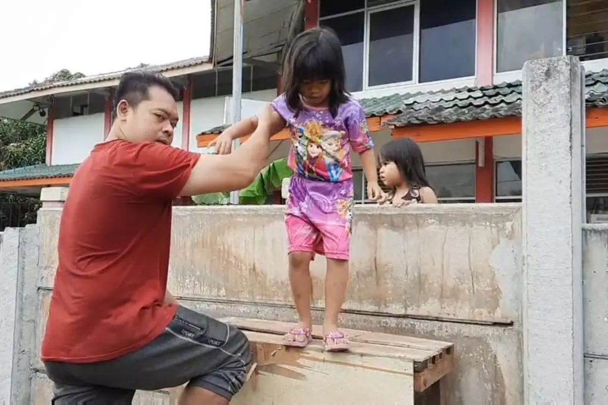 Terlibat sengketa, keluarga di Jalan Kavling Brebes, Ciledug, Kota Tangerang harus lompati tembok beton untuk ke rumah dan tempat usaha.