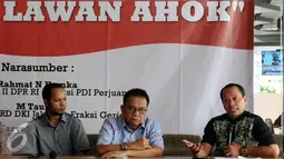 Peneliti IPI Karyono Wibowo (kanan) memberikan pandangan pada sebuah diskusi publik di Jakarta, Kamis (30/6). Diskusi membahas Sulitnya Parpol Mencari Lawan Ahok pada Pilkada 2017 mendatang. (Liputan6.com/Helmi Fithriansyah)