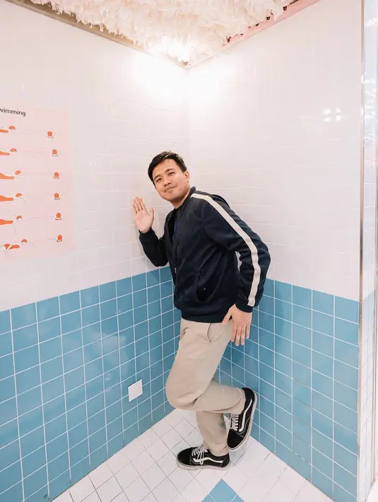 Tak hanya berkecimpung dalam dunia akting dan tarik suara, Jojo juga dikenal sebagai pendatang baru di dunia presenter. Ia sempat menjadi presenter di salah satu acara stasiun televisi Tanah Air. (Liputan6.com/IG/@jojosuherman)