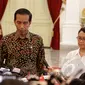 Presiden Joko Widodo bersama Dubes RI untuk Brasil Toto Riyanto didampingi Menlu Retno LP Marsudi, menggelar jumpa pers usai menggelar pertemuan tertutup di Istana Merdeka, Jakarta, Selasa (24/2/2015). (Liputan6.com/Faizal Fanani)