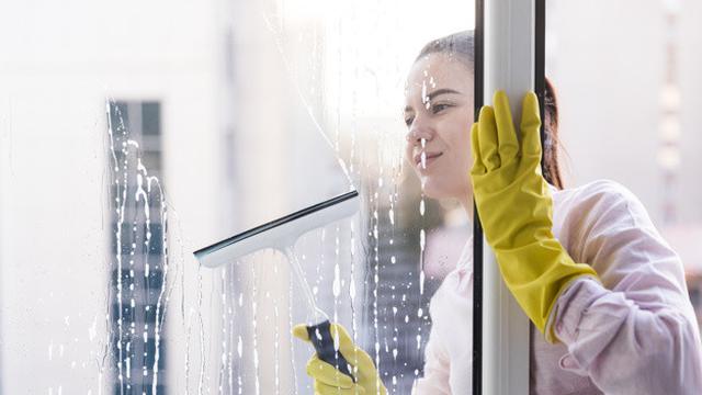 Ilustrasi Membersihkan Kaca