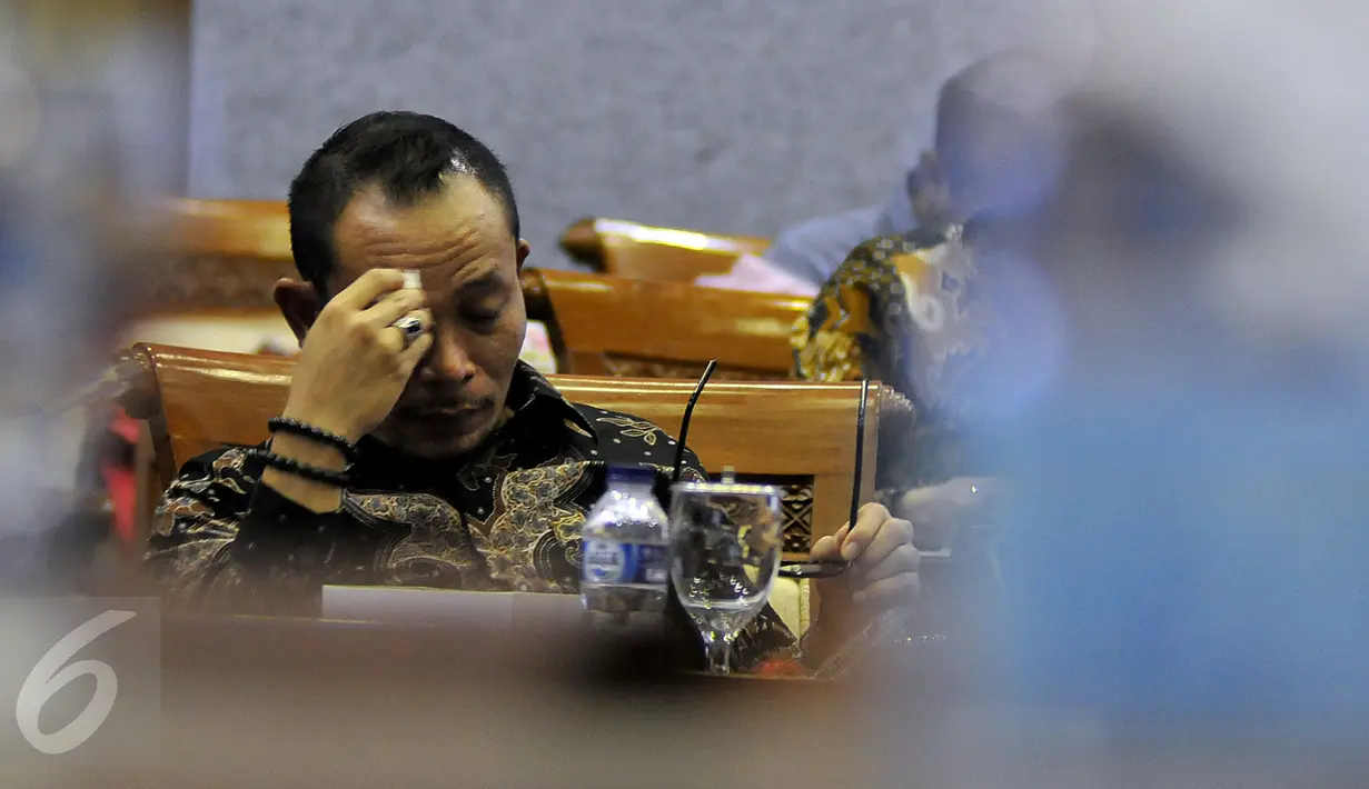 Menteri Tenaga Kerja, Hanif Dhakiri terlihat lelah saat rapat kerja dengan Komisi IX DPR di Kompleks Parlemen, Senayan, Jakarta, Kamis (19/11). Rapat tersebut membahas isu-isu terkait permasalahan tenaga kerja di Indonesia.(Liputan6.com/Johan Tallo)