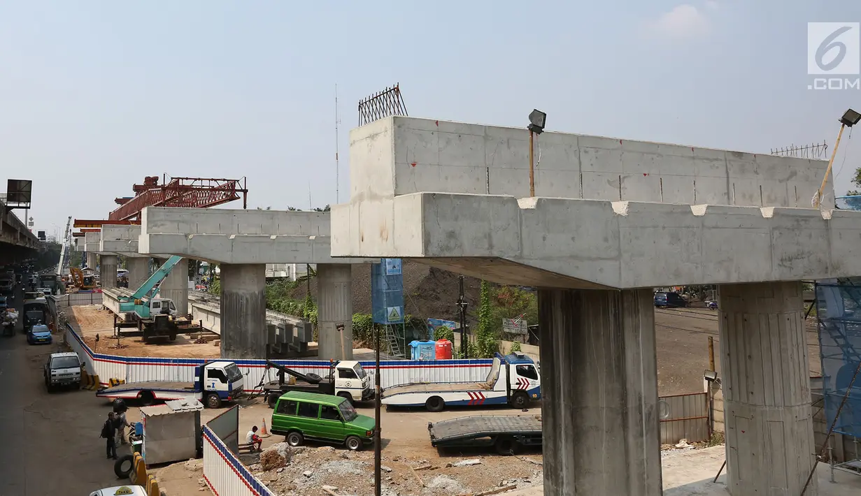 Suasana proyek pembangunan tol Bekasi-Cawang-Kampung Melayu (Becakayu) di Jalan DI Panjaitan, Jakarta Timur, Kamis (25/10). Proyek yang masih terus berlangsung ini dikerjakan sebagai upaya untuk menambah infrastruktur di ibu kota (Merdeka.com/Imam Buhori)