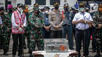 Menteri Perhubungan Budi Karya Sumadi didampingi Ketua KNKT Soerjanto Tjahjono dan sejumlah pejabat menyampaikan press statement tentang penemuan Cockpit Voice Recorder atau CVR pesawat Sriwijaya Air SJ-182  di kawasan Dermaga JICT 2, Jakarta Utara, Rabu (31/3/2021). (Liputan6.com/Faizal Fanani)