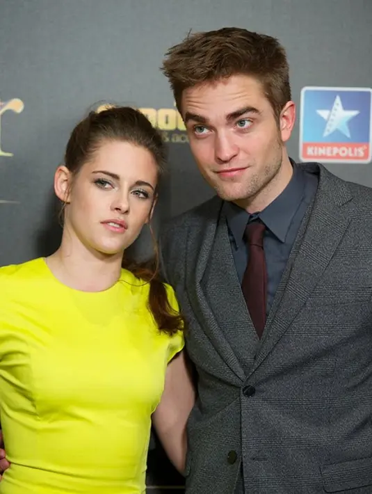 Sementara itu Kristen Stewart terlihat sibuk menelpon seseorang (ALVAREZ/ENTERTAINMENT/GETTY/SPLASHNEWS)