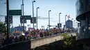 Orang-orang berbaris melintasi Cambie Street Bridge saat protes Global Climate Strike di Vancouver, British Columbia, Kanada, Jumat (15/9/2023). Global Climate Strike 2023 digelar mulai dari Indonesia, Pakistan, Nigeria, hingga Amerika Serikat (AS), pengorganisir aksi menyebutkan ada lebih dari 500 aksi di 54 negara. (Ethan Cairns/The Canadian Press via AP)
