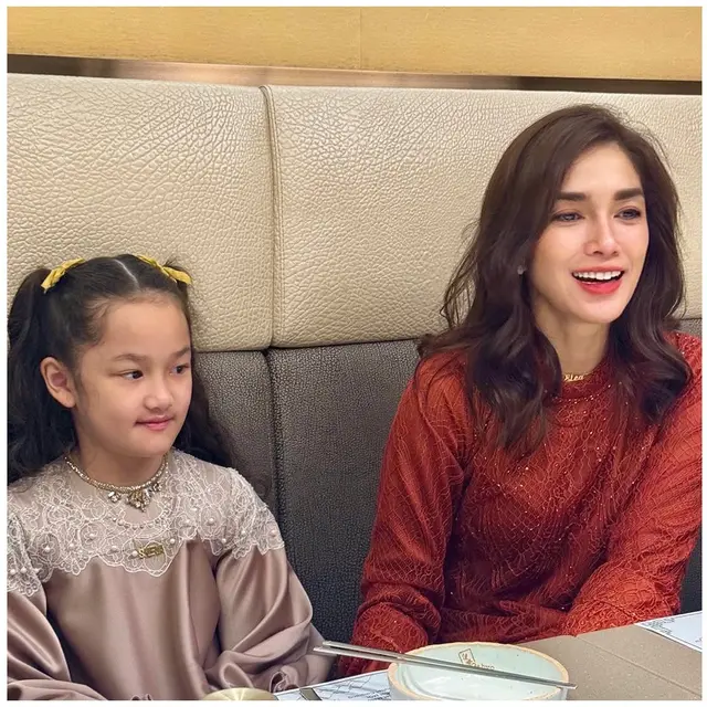 6 Potret Quality Time Ussy dan Sheva, Putri Bungsu Kian Cantik di Usia 8 Tahun