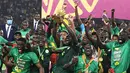 Kapten Senegal, Kalidou Koulibaly (tengah) dan para pemain lainnya melakukan selebrasi usai menjadi juara Piala Afrika 2021 mengalahkan Senegal 4-2 lewat adu penalti dalam laga final Piala Afrika 2021 di Stade d'Olembe, Yaounde, Kamerun (6/2/2022). (AFP/Kenzo Tribouillard)