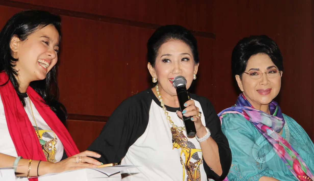 Produser Tuti Roosdiono (tengah) memberikan keterangan pers usai latihan pertunjukan wayang orang dengan lakon Lahirnya Parikesit di Jakarta, Sabtu (21/3/2015). Pertunjukan itu akan digelar di Teater Jakarta TIM pada 26 Maret. (Liputan6.com/Helmi Afandi)