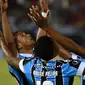 Para pemain Gremio merayakan gol yang dicetak Andre Felipe ke gawang Libertad pada laga Copa Libertadores di Stadion Defensores del Chaco, Asuncion, Kamis (1/8). Gremio lolos ke babak perempat final. (AFP/Norberto Duarte)