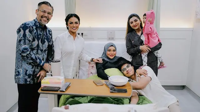 7 Potret Atta Halilintar Jadi Ayah Siaga, Selalu Temani Aurel Hermansyah saat Melahirkan