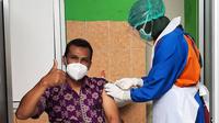 Mantan kapten Persik Kediri, Harianto saat menjalani vaksinasi COVID-19 di Puskesmas Campurejo, Kota Kediri, Selasa (9/3/2021). (Bola.com/Gatot Susetyo)
