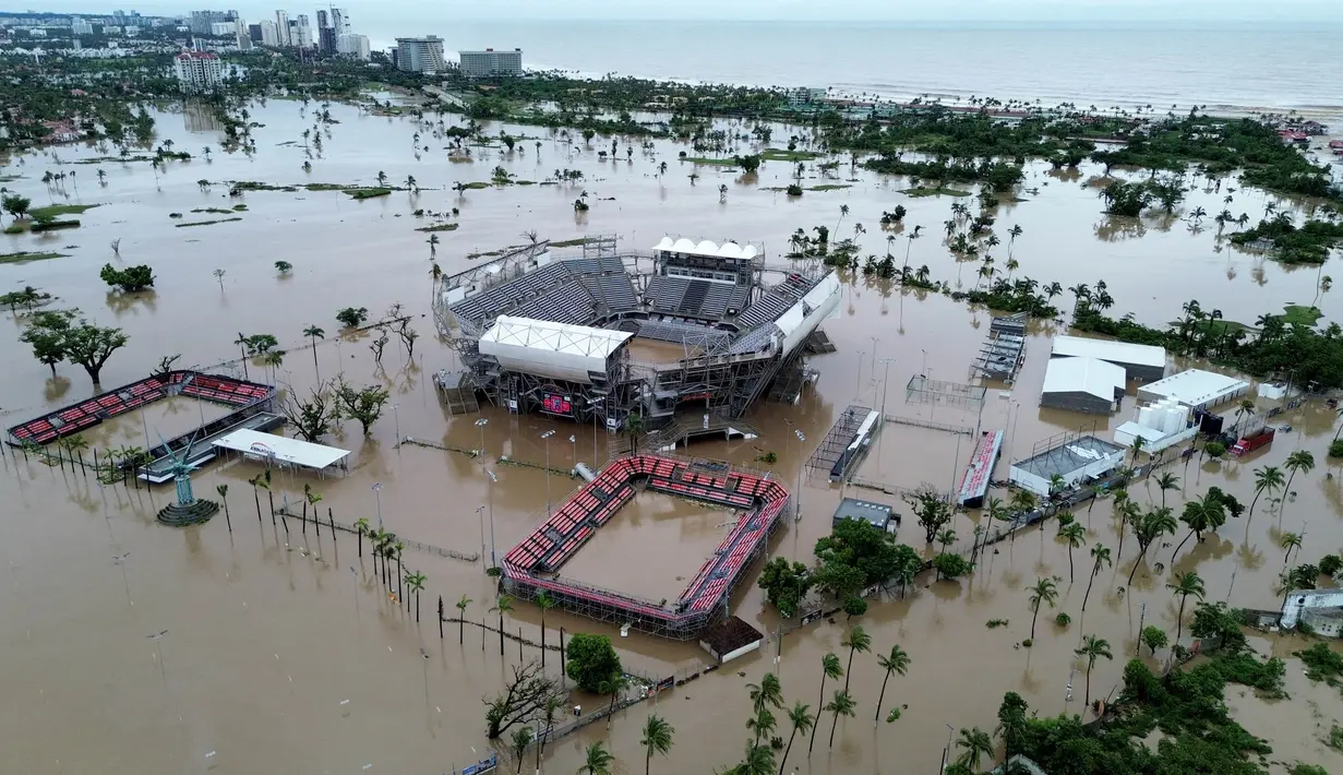 Badai John menghantam pantai barat daya Meksiko dan menyebabkan banjir hingga tanah longsor. (Francisco ROBLES/AFP)