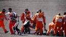 Bryan Schouten dan Scott Deroue terpaksa ditarik keluar lintasan akibat terlibat perkelahian usai keduanya saling bertabrakan, Jerman, Minggu (13/7/14). (REUTERS/Thomas Peter)
