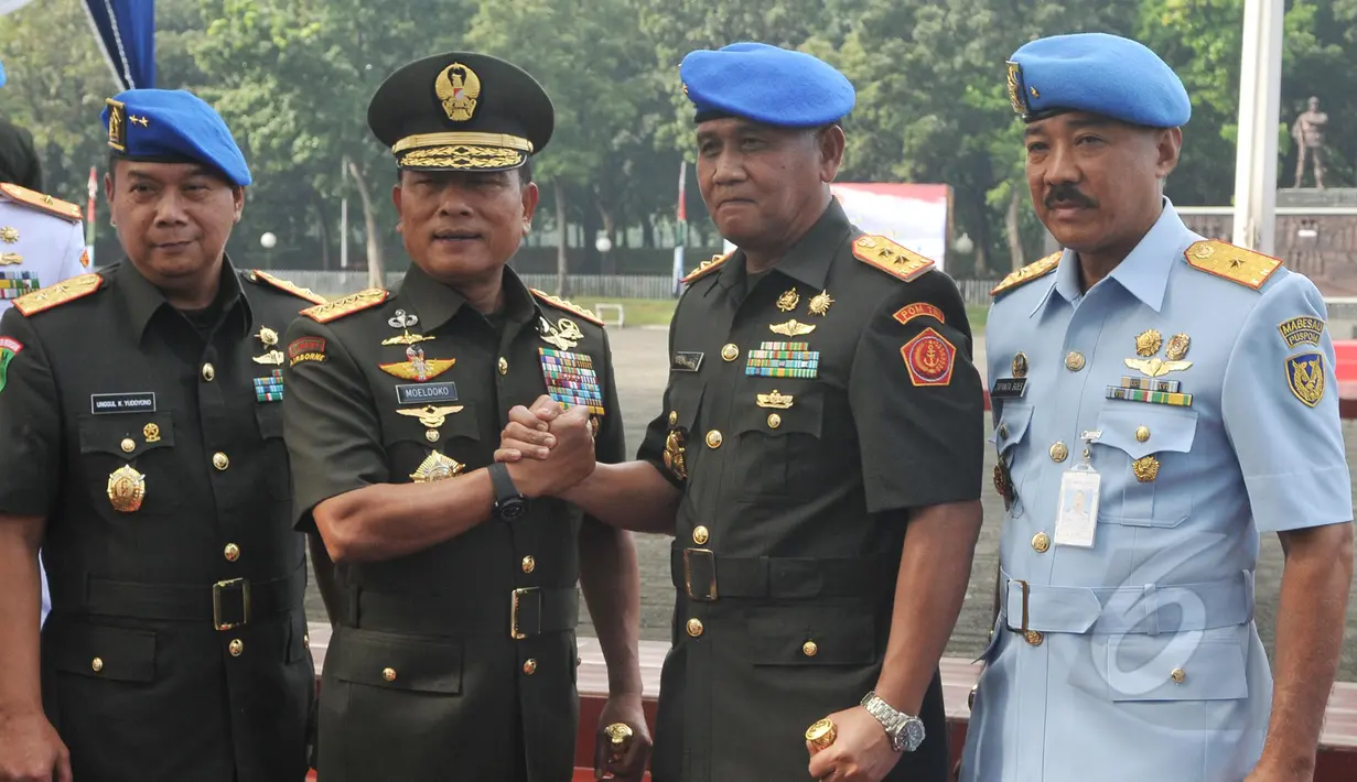 Panglima TNI Jenderal TNI Moeldoko (kedua kiri) melakukan salam komando dengan Komandan Polisi Militer TNI Mayjen TNI Maliki Mift (kedua kanan) di Mabes TNI, Cilangkap, Jakarta Timur, Senin (4/5/2015). (Liputan6.com/Herman Zakharia)