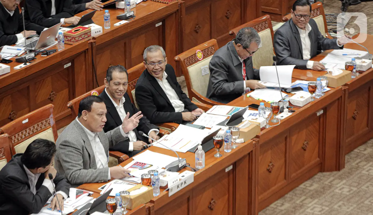 Ketua KPK Firli Bahuri (kedua kiri) bersama Wakil Ketua KPK Nurul Ghufron mengikuti rapat kerja bersama Komisi III DPR di Kompleks Parlemen Senayan, Jakarta, Kamis (9/2/2023). Rapat tersebut membahas evaluasi kinerja dan capaian KPK Tahun 2022 serta rencana kerja tahun 2023. (Liputan6.com/Faizal Fanani)