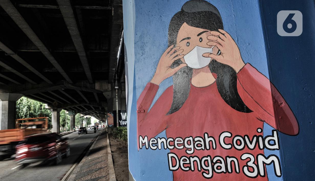 Kendaraan melintasi mural bertema protokol kesehatan Covid-19 yang menghiasi tiang pancang jalan tol di Jalan Ahmad Yani, Jakarta, Minggu (13/12/2020). Mural dibuat bertujuan mengajak masyarakat melawan pandemi Covid-19 dengan disiplin mematuhi protokol kesehatan. (merdeka.com/Iqbal S. Nugroho)