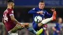 Pemain Chelsea, Ross Barkley berebut bola dengan  pemain West Ham United,  Ryan Fredericks dalam lanjutan Liga Inggris 2018/2019 di Stadion Stamford Bridge, Senin (8/4). Chelsea sukses menaklukkan West Ham United dengan skor 2-0. (Reuters/Tony O'Brien)