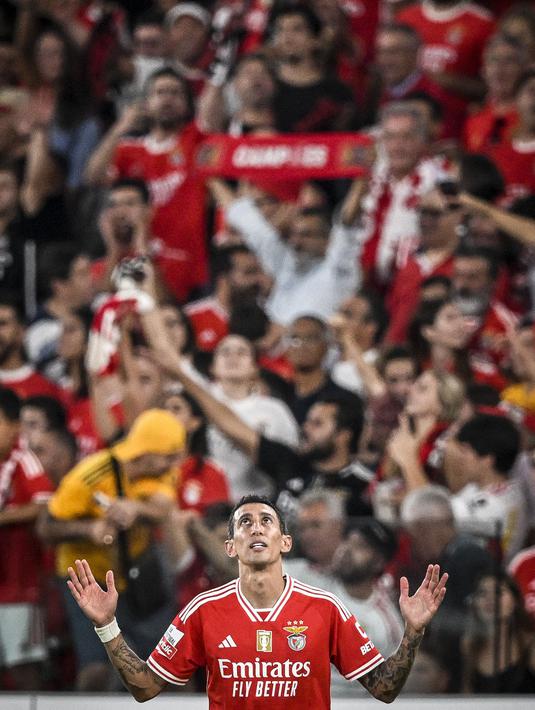 Pemain Benfica, Angel Di Maria menengadahkan tangan ke atas saat melakukan selebrasi pada laga lanjutan Liga Portugal 2023/2024 melawan Porto di Luz stadium, Lisbon, Portugal, Minggu (30/09/2023). Gol Di Maria bermula dari assist David Neres. (AFP/Patricia De Melo Moreira)
