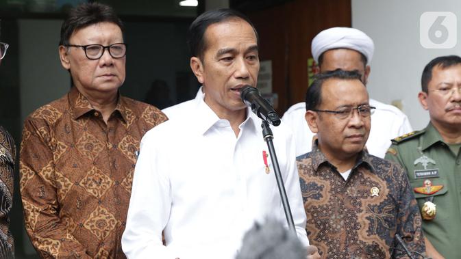 Presiden RI, Joko Widodo (baju putih) saat memberi keterangan usai melihat kondisi terakhir Menko Polhukam Wiranto yang dirawat di RSPAD, Jakarta, Kamis (10/10/2019). Presiden Joko Widodo mengatakan kondisi Wiranto mulai membaik pasca peristiwa penusukan di Banten. (Liputan6.com/Helmi Fithriansyah)