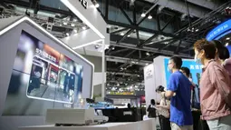Orang-orang mengunjungi stan Huawei di area ekshibisi komprehensif Pameran Perdagangan Jasa Internasional China (China International Fair for Trade in Services/CIFTIS) 2020 di Beijing, ibu kota China, pada 8 September 2020. CIFTIS 2020 akan berakhir pada 9 September. (Xinhua/Pan Siwei)