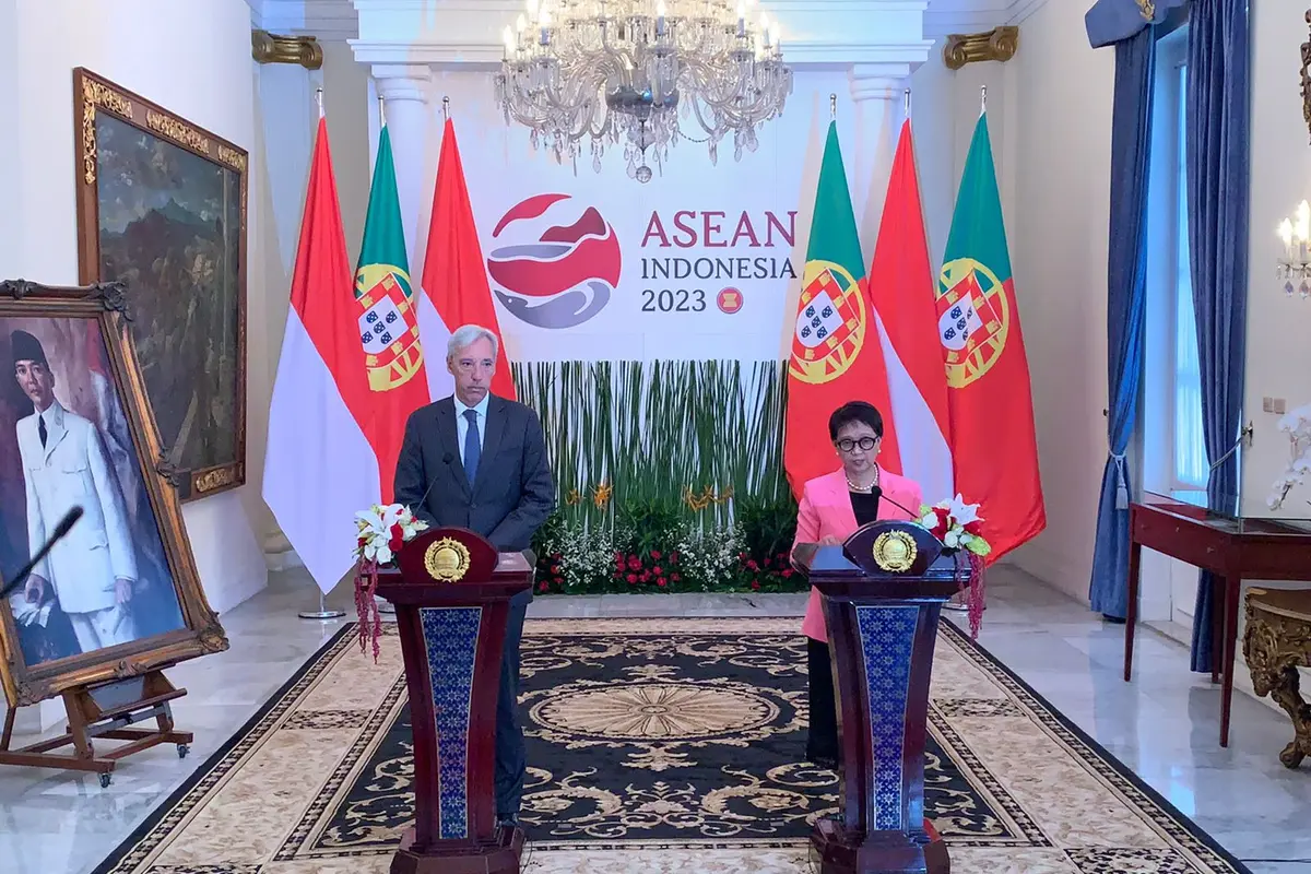 Menteri Luar Negeri RI Retno Marsudi (kanan) dan Menteri Luar Negeri Portugal João Gomes Cravinho dalam pertemuan bilateral di Gedung Pancasila, Senin (24/7/2023). (Liputan6/Benedikta Miranti)