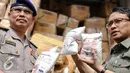 Petugas memperlihatkan produk ilegal di Pelabuhan Tanjung Priok, Jakarta, Senin (6/7/2015). Badan POM RI menyita 8 kontainer produk pertanian dan kosmetik ilegal dengan nilai Rp 13,5 miliar. (Liputan6.com/Faizal Fanani)