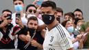 Spekulasi mengenai kepindahan Cristiano Ronaldo akhirnya terjawab. Kekasih dari Georgina Rodriguez tersebut menunjukkan kehadirannya di pusat medis milik Juventus untuk melaksanakan rangkaian tes medis. (Foto: AFP/Miguel Medina)