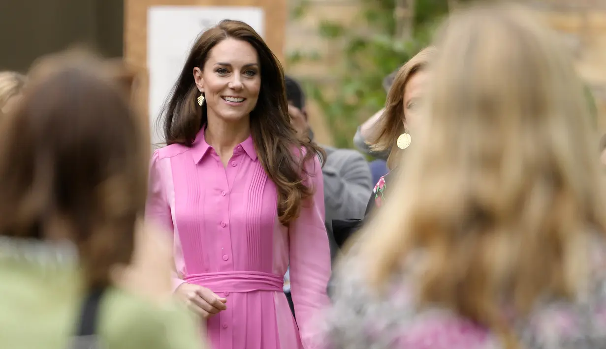 Istri Pangeran William itu mengenakan gaun ME+EM berwarna merah muda permen karet yang cerah. (AP Photo/Kirsty Wigglesworth)