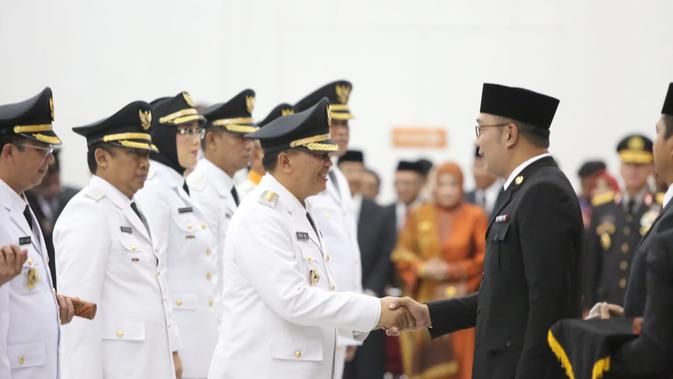 Gubernur Jawa Barat Ridwan Kamil melantik Wali Kota Bandung Oded M Danial, Kamis (20/9/2018). (Dok. Humas Kota Bandung/Huyogo Simbolon)