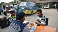 Meski terjaring operasi Kejar Setoran dan berisiko kendaraannya ditahan, para sopir angkutan umum itu malah senang. (Liputan6.com/Jayadi Supriadin)