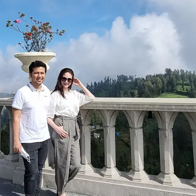 [Fimela] Arumi Bachsin dan Emil Dardak