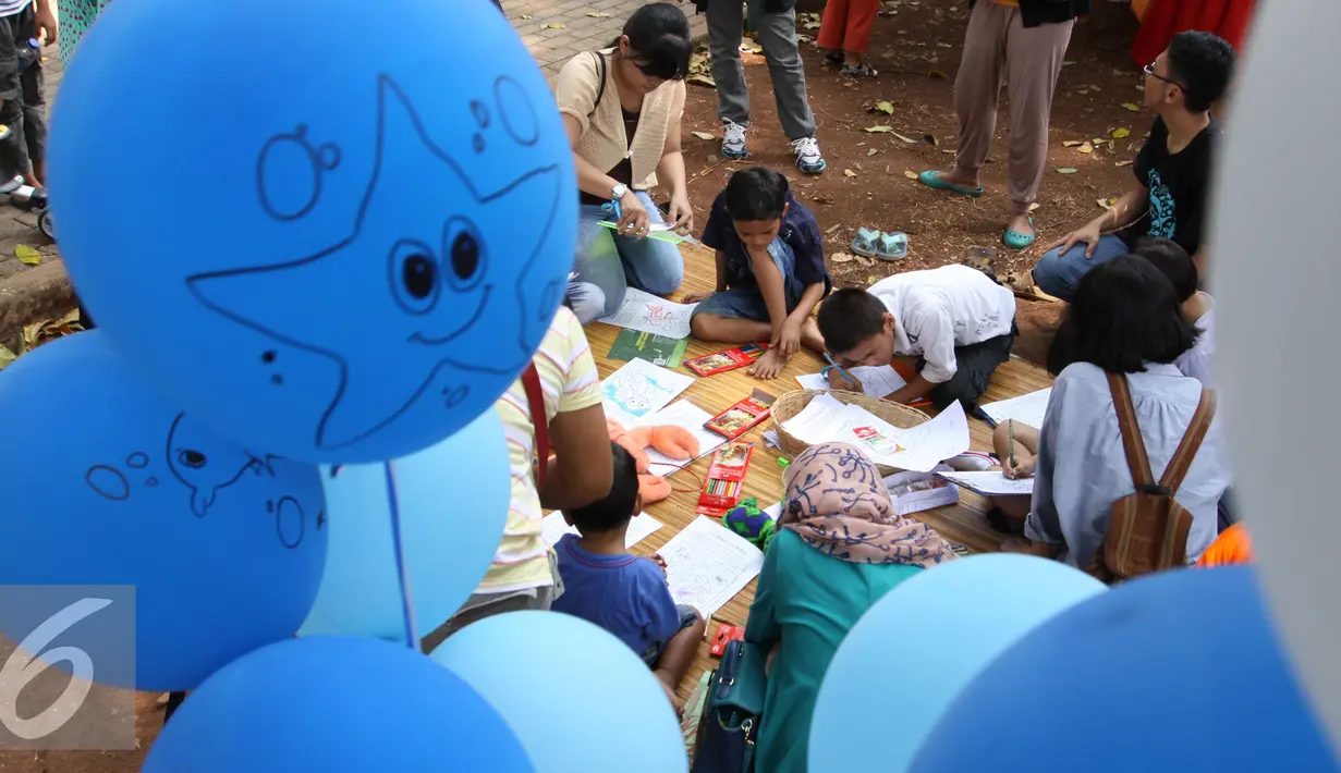 Sejumlah anak serius menyelesaikan lukisan dalam festival laut 2015 di taman Kridaloka,  Senayan, Jakarta, Sabtu (19/9/2015). Festival bertujuan untuk mengenalkan dunia laut Indonesia kepada masyarakat serta untuk menjaganya. (Liputan6.com/Angga Yuniar)