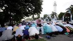 Warga muslim Filipina melaksanakan Salat Idul Adha di jalan di halaman masjid kota Taguig, Metro Manila, Filipina, Senin (12/9).  (REUTERS / Czar Dancel)