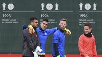 Kiper ketiga Manchester United (MU) Joel Pereira (tengah) saat berlatih dengan Sergio Romero dan David De Gea. 