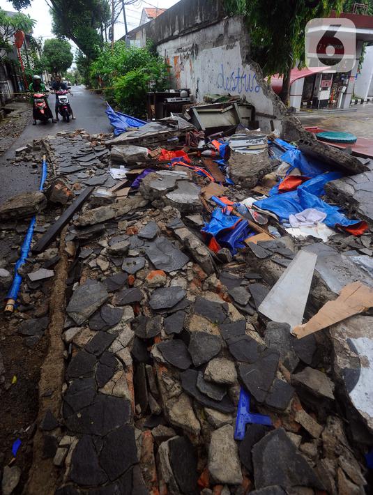 <p>Sementara untuk korban selamat bernama Muhammad Fabian (8) yang merupakan cucu dari Sumedi Riyanto Thio Nyin Nio, saat ini dalam perawatan oleh pihak RSUD Tebet. (merdeka.com/Arie Basuki)</p>