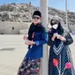 Momen Gus Iqdam dan Ning Nila berfoto di Tanah Suci, di sela pelaksanaan ibadah umrah. (Foto: Istimewa)