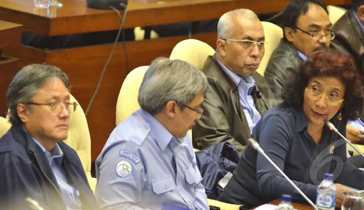Menteri Susi Pudjiastuti memberikan penjelasan saat rapat kerja dengan Komisi IV DPR RI, Jakarta, Kamis (12/02/2015). Rapat membahas APBN-P Tahun Anggaran 2015. (Liputan6.com/Andrian M Tunay)