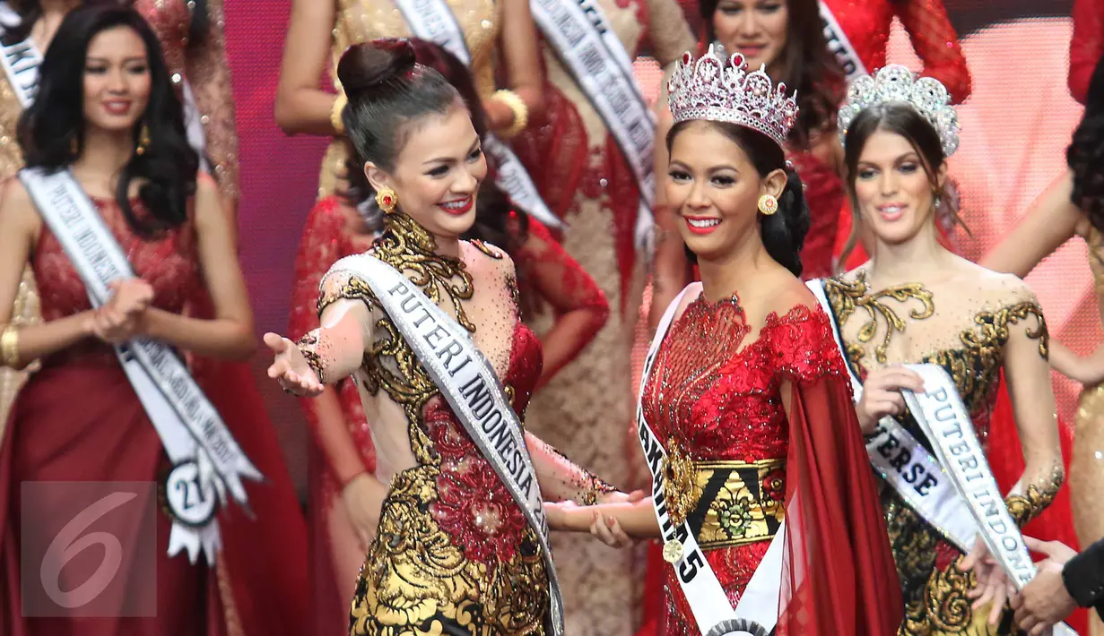 Ekspresi Bunga Jelita Ibrani setelah terpilih sebagai Puteri Indonesia 2017 pada malam Grand Final Puteri Indonesia 2017 di JCC, Jakarta, Sabtu (1/3) dini hari. Bunga akan mengikuti ajang Miss Universe, pada 2018. (Liputan6.com/Angga Yuniar)