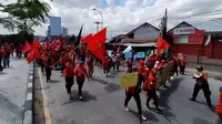 Ribuan buruh dari berbagai elemen di Rancaekek kembali menggelar aksi turun ke jalan menolak Undang-Undang Cipta Kerja, Selasa (20/10/2020).