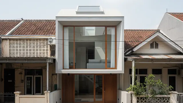 Rumah Kotak Compact dengan Skylight Lebar dan Jendela Depan Besar
