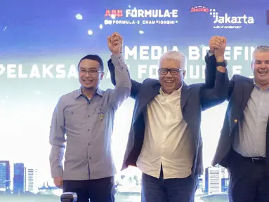 Direktur Utama PT Jakarta Propertindo Dwi Wahyu Daryoto (tengah), Ketua Ikatan Motor Indonesia Pusat Sadikin Aksa (kiri) dan Formula E Operation Nuno Fernandez saat hadir dalam konferensi pers kesiapan Penyelenggaraan Formula E Jakarta di Jakarta, Jumat (14/2/2020). (Liputan6.com/Faizal Fanani)