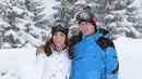 Pangeran William berpose dengan istrinya, Kate Middleton saat liburan main ski di Pegunungan Alpen Prancis, 3 Maret 2016. Pangeran William dan Kate juga mengajak dua anak mereka, Pangeran George dan Putri Charlotte. (REUTERS/John Stillwell)