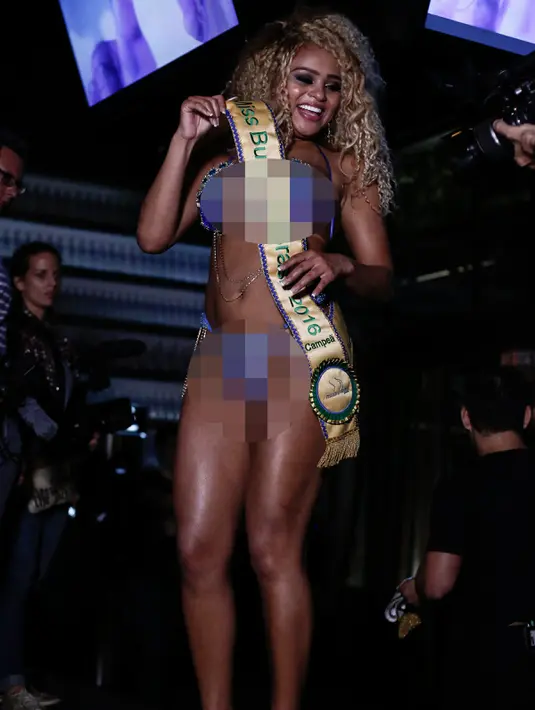 Kontestan berpose di atas catwalk selama bersaing di Miss Bumbum Brazil 2016 di Sao Paulo, Brasil (9/11). Sebanyak 15 kontestan bersaing dalam kontes tahunan tersebut. (AFP PHOTO/Miguel Schincariol)